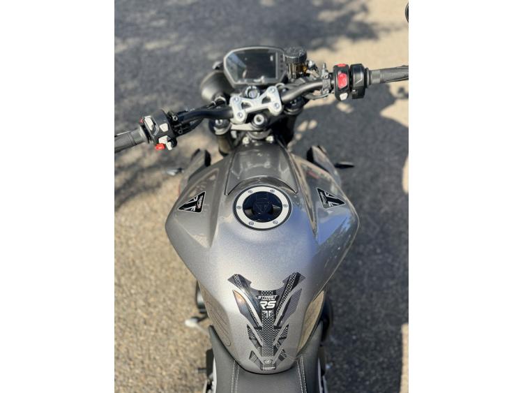 TRIUMPH STREET TRIPLE 765 RS